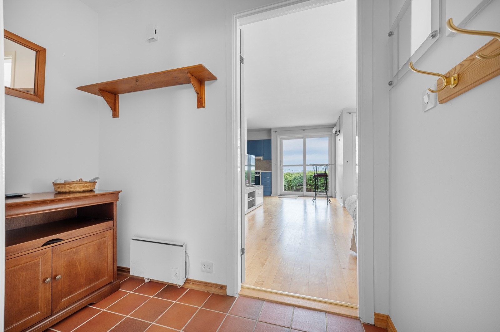 Romslig entré. Galleribilde