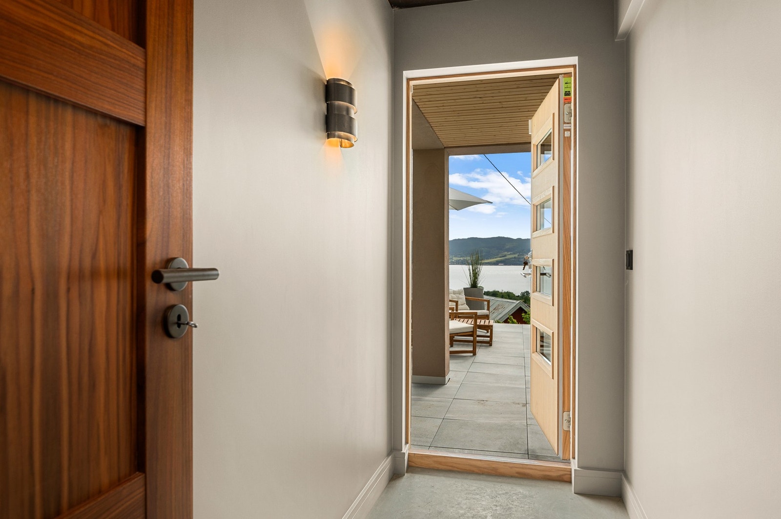 Det ene badet har praktisk utgang til hage og bassengområde. Galleribilde