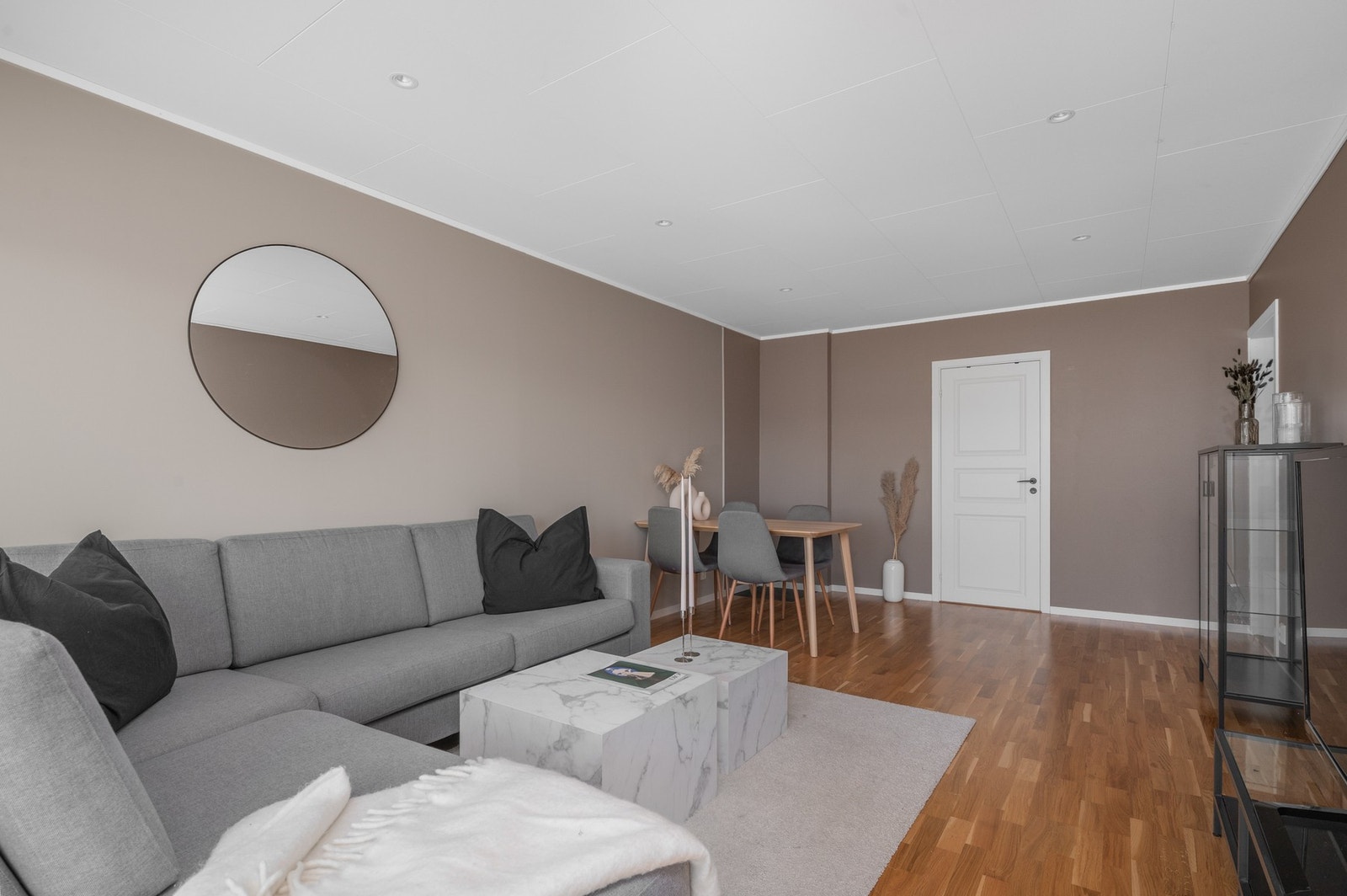 Stuen er av god størrelse og har plass til spisebord Galleribilde