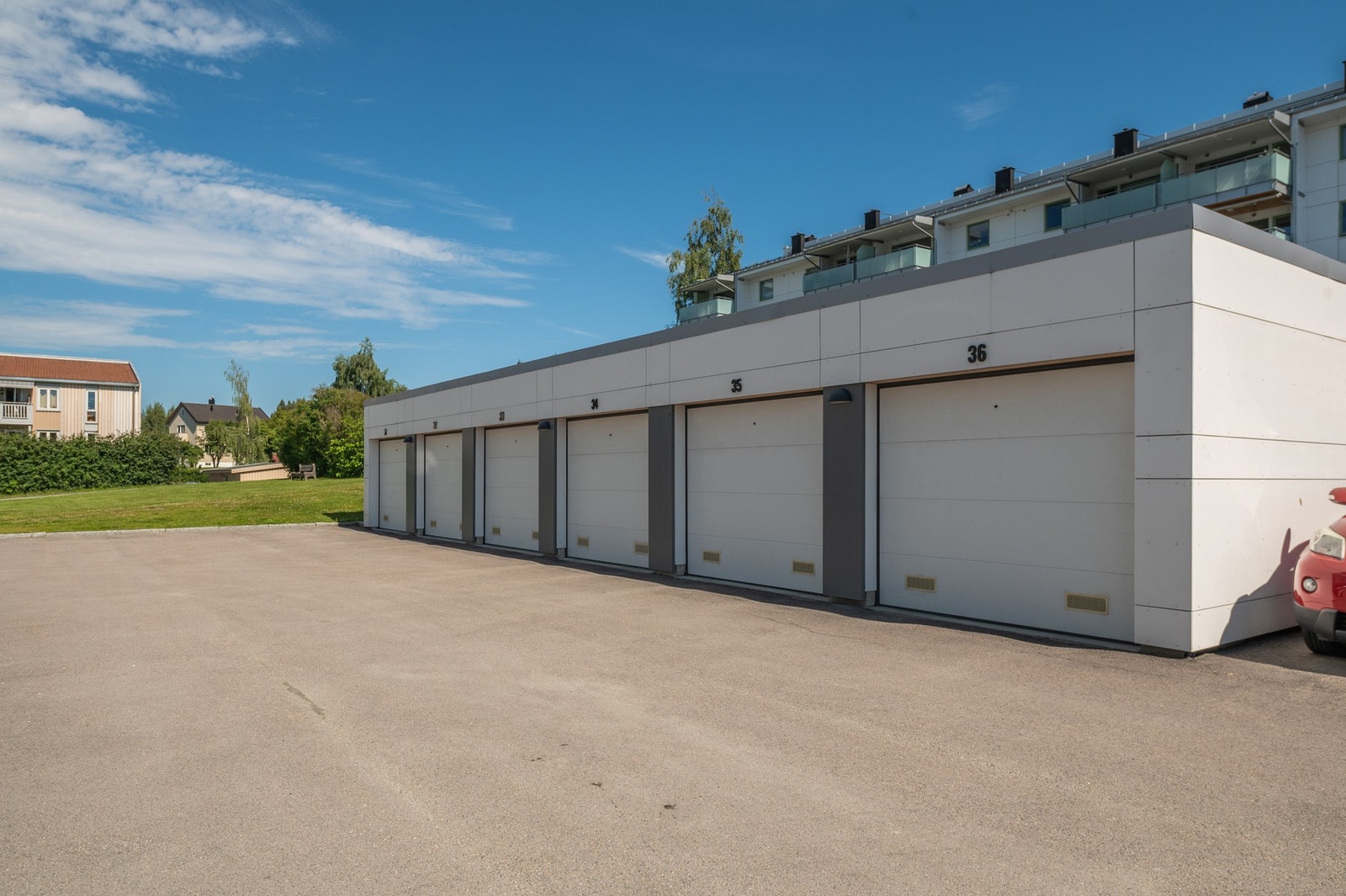 Borettslaget har utvendig parkeringsplass for beboerne og gjester. Ca. 100 kr utvendig og 400 kr i garasje. Galleribilde
