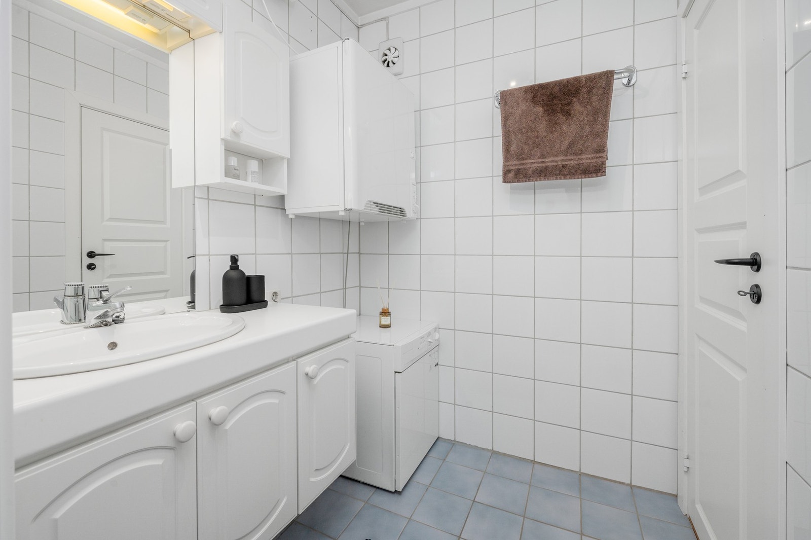 Flislagt bad med opplegg for vaskemaskin Galleribilde