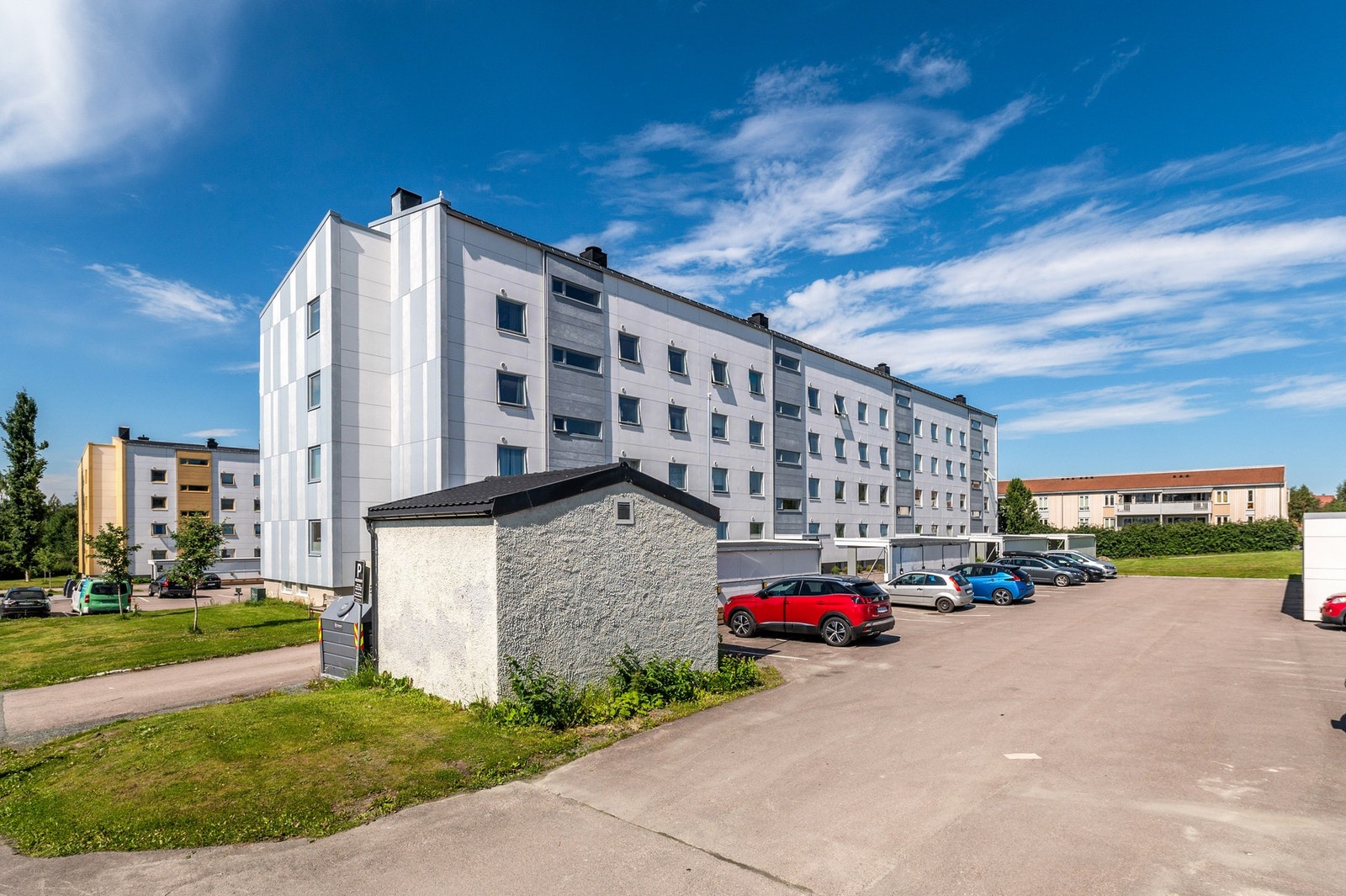 Borettslaget har utvendig parkeringsplass for beboerne og gjester. Ca. 100 kr utvendig og 400 kr i garasje. Galleribilde