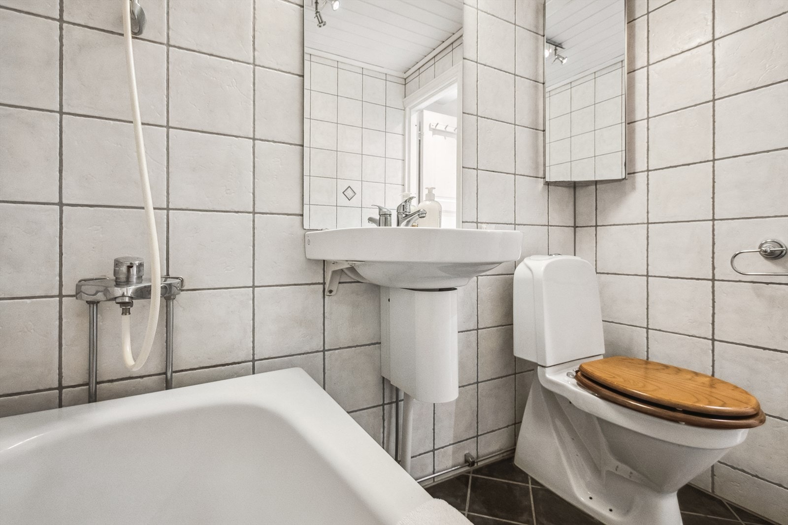 Badet har fliser på gulv og vegger. Det er elektriske varmekabler i gulv på bad. Galleribilde