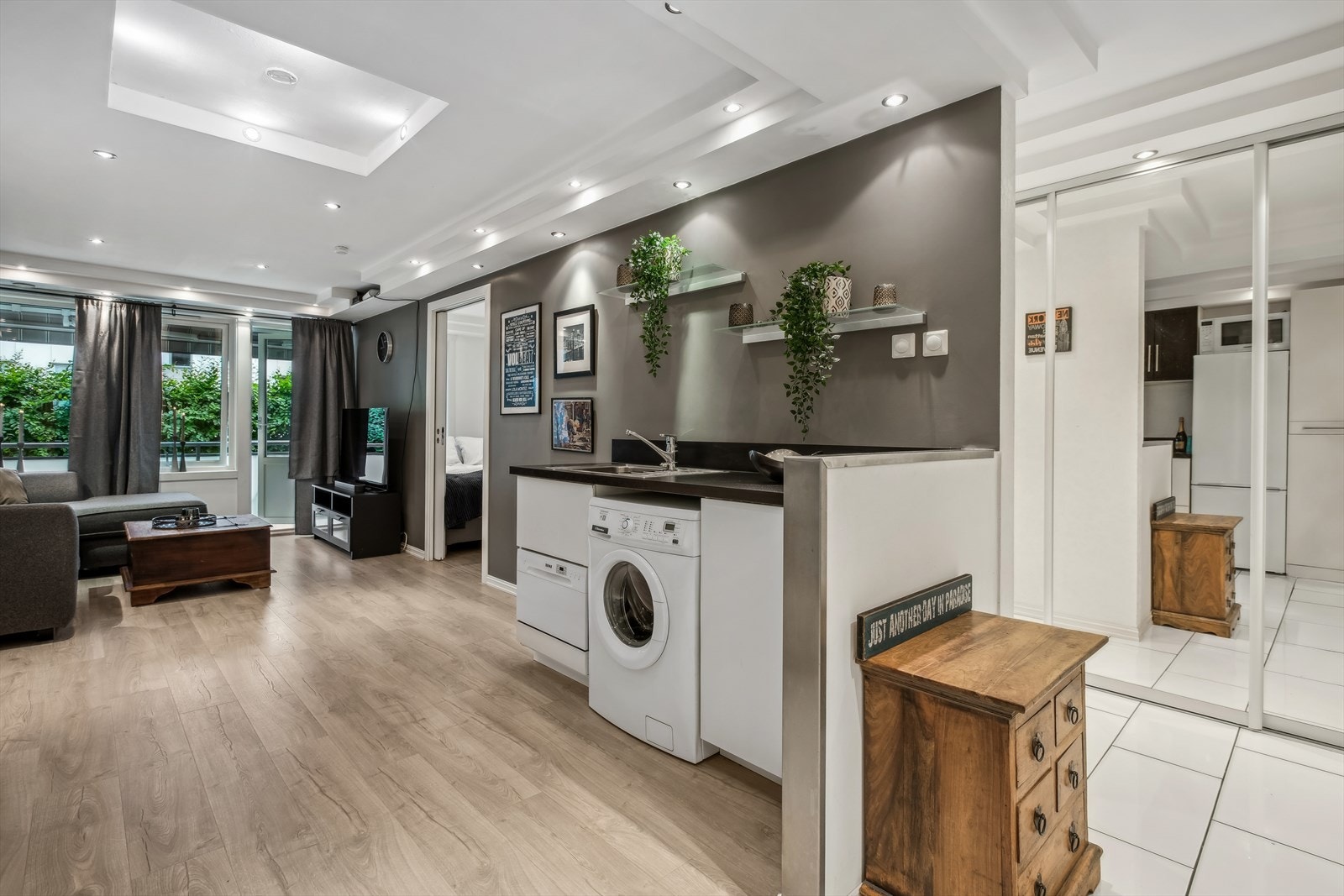 Kjøkkeninnredning med svart/hvit foliering. Kjøkkeninnredning er ny fra 2014. Galleribilde