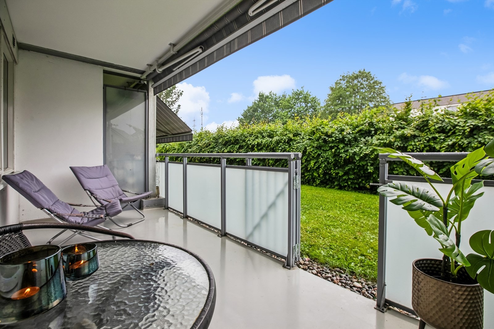 Fra stuen er det utgang til overbygget terrasse på 10 kvm. Galleribilde