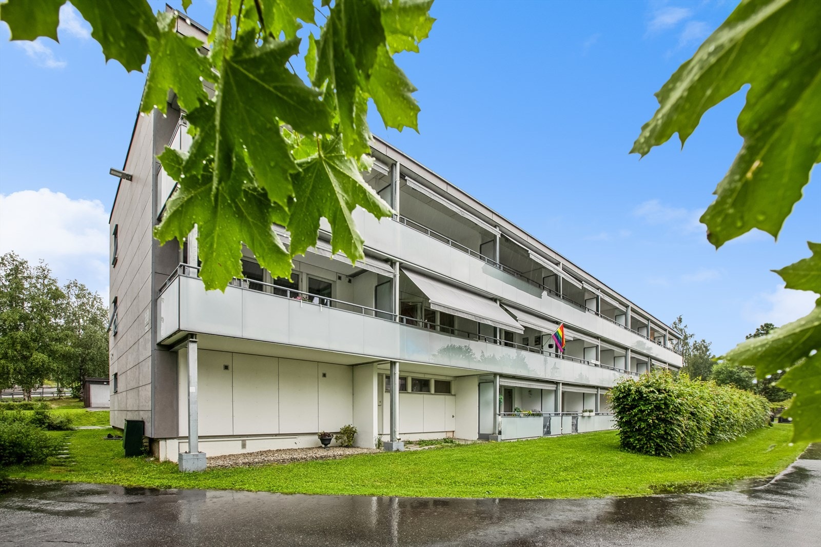 Vittenbergveien 115 ligger i et sentralt, attraktivt og familievennlig boligområde på Fjellhamar i Lørenskog kommune med umiddelbar nærhet til Ahus. Galleribilde