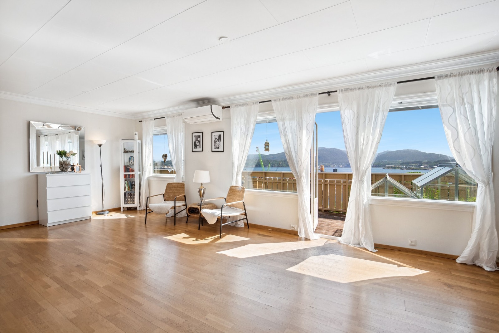 Store vinduer som gir godt med lysinnslipp Galleribilde