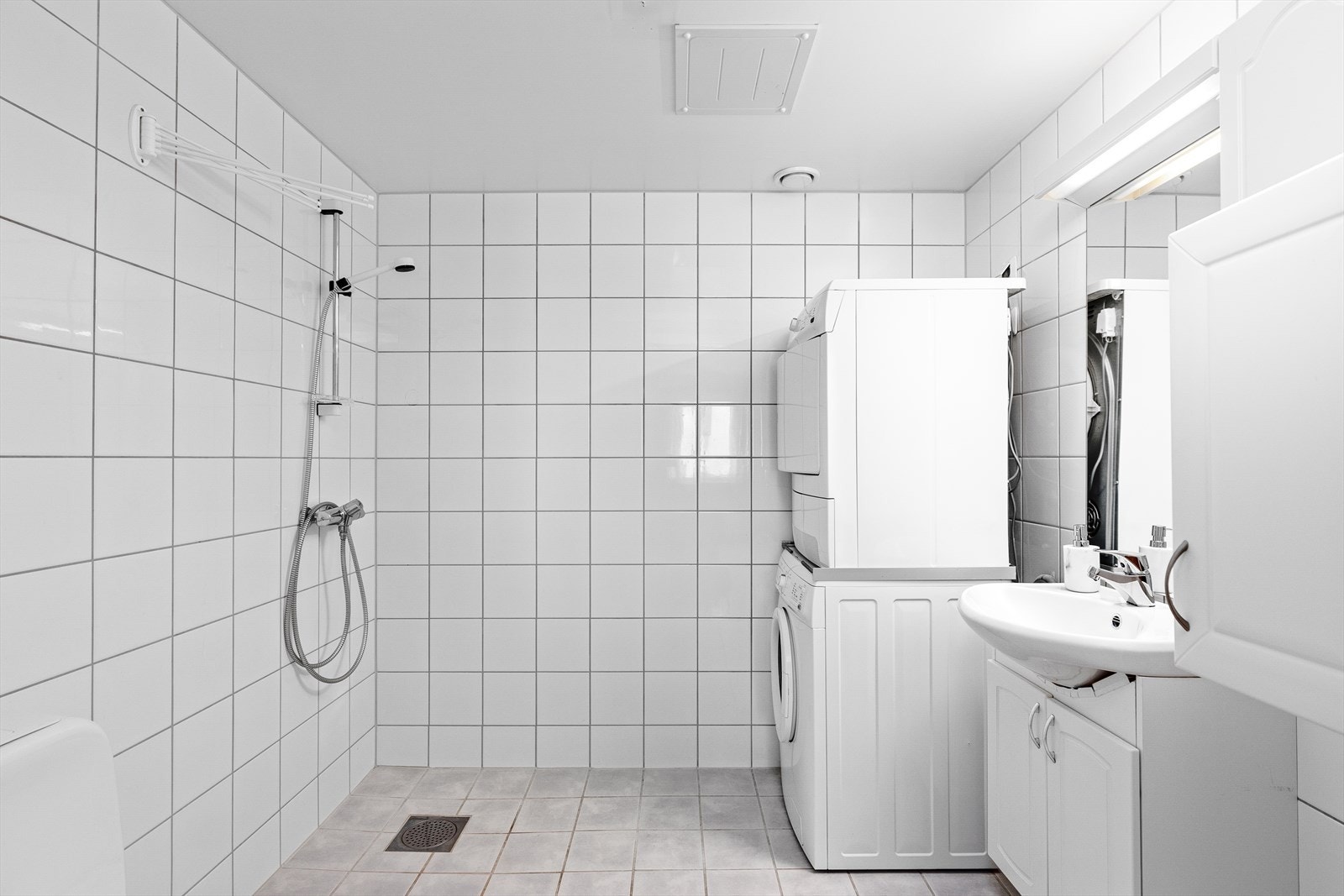 Stort flislagt bad/WC fra byggeår med opplegg for både vaskemaskin og tørketrommel. Galleribilde