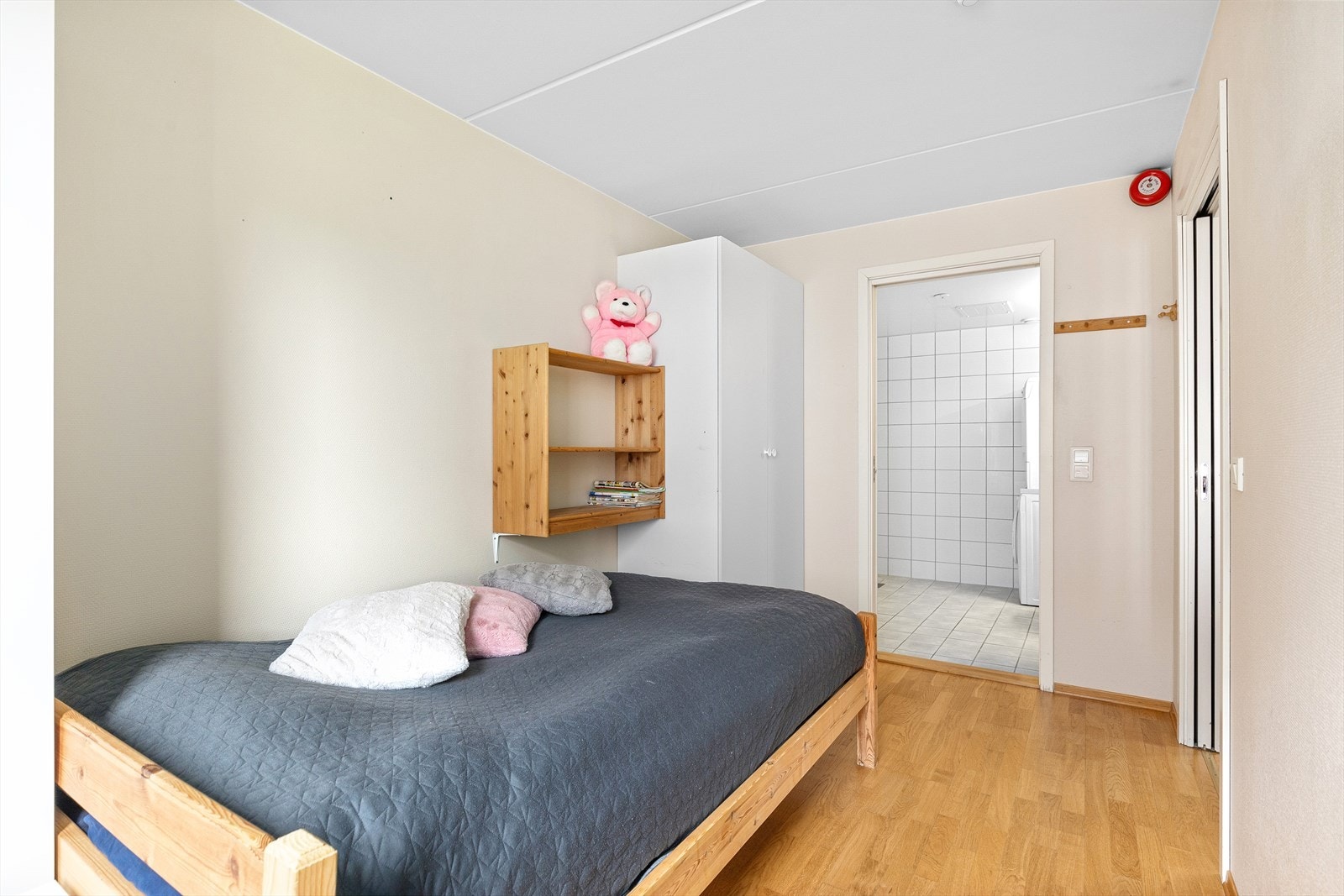 Soverom med tilliggende bad/WC Galleribilde