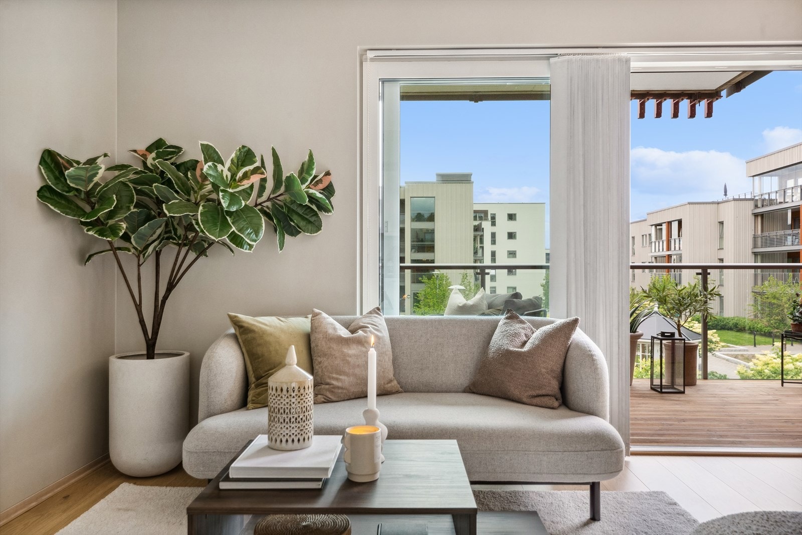 Stuen og kjøkkenet utgjør et åpent og lekkert allrom med godt lysinnslipp i front. Galleribilde