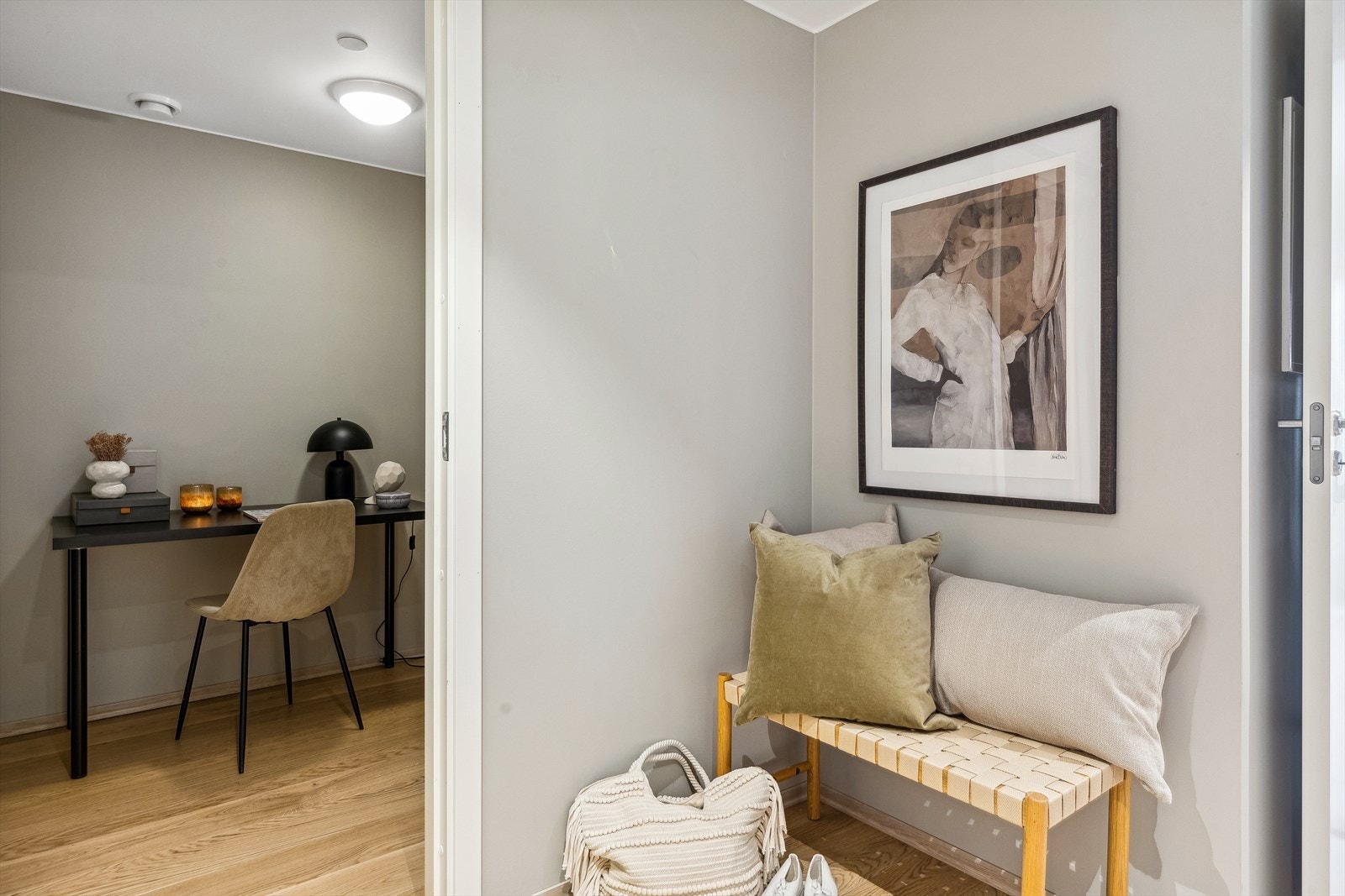 Ved entreen har leiligheten en hendig bod - utmerket for oppbevaring av yttertøy og utstyr. Galleribilde