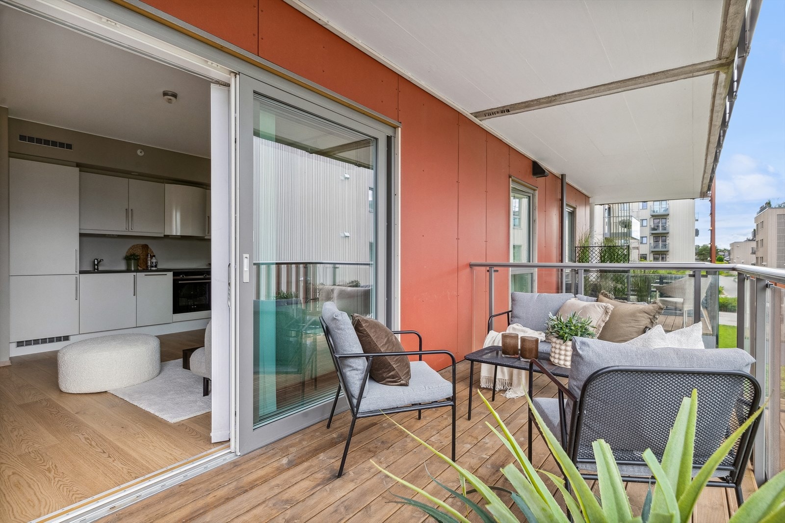 Balkongen innredes enkelt i ulike soner, og er en flott forlengelse av stuen sommerstid. Galleribilde