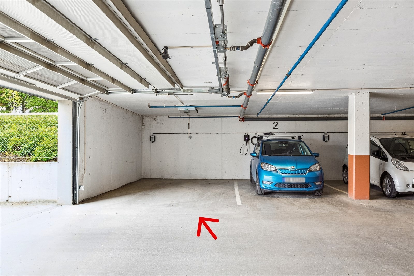 Det følger med egen biloppstillingsplass i et felles garasjeanlegg i kjelleren. Galleribilde