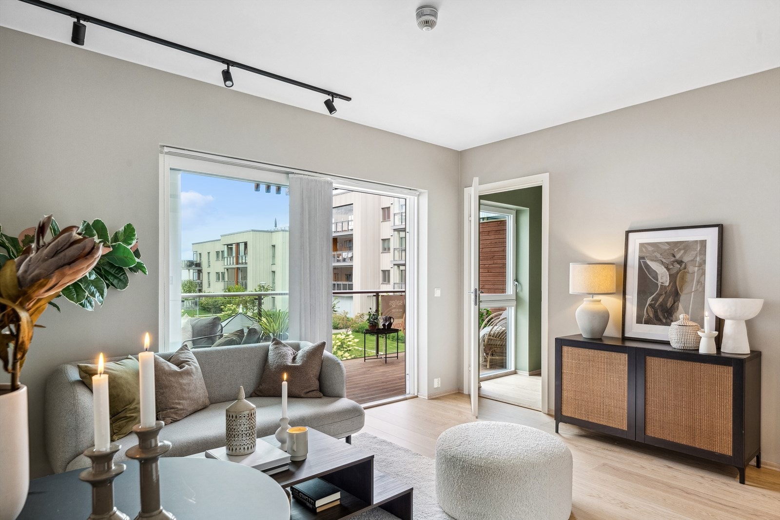 Velkommen inn i en delikat og innbydende 2-roms selveierleilighet med pen og moderne standard fra 2019. Galleribilde