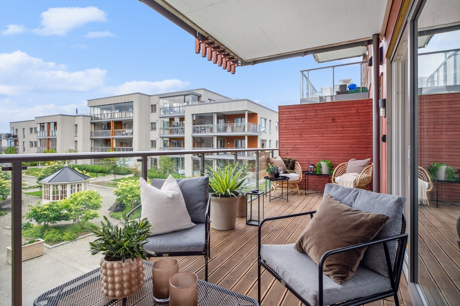 Stuen har utgang til en herlig og delvis overbygget balkong på ca. 14 kvm. Galleribilde