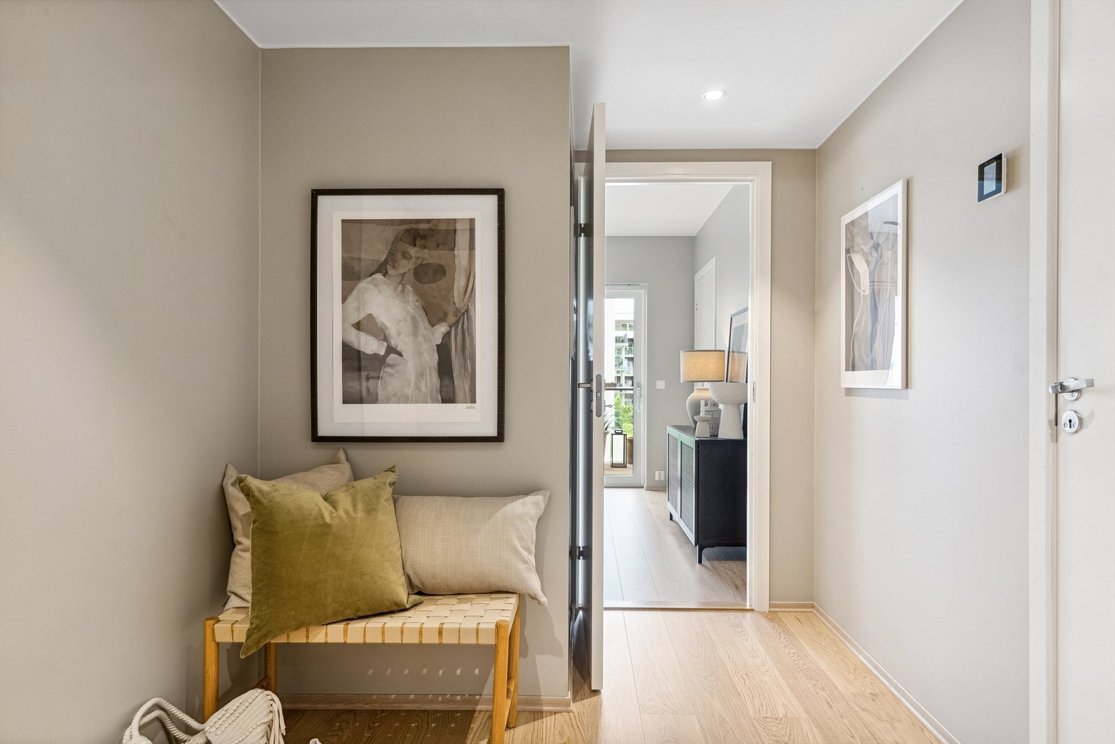 Man ønskes velkommen av en innbydende entré med downlights i himlingen. Galleribilde