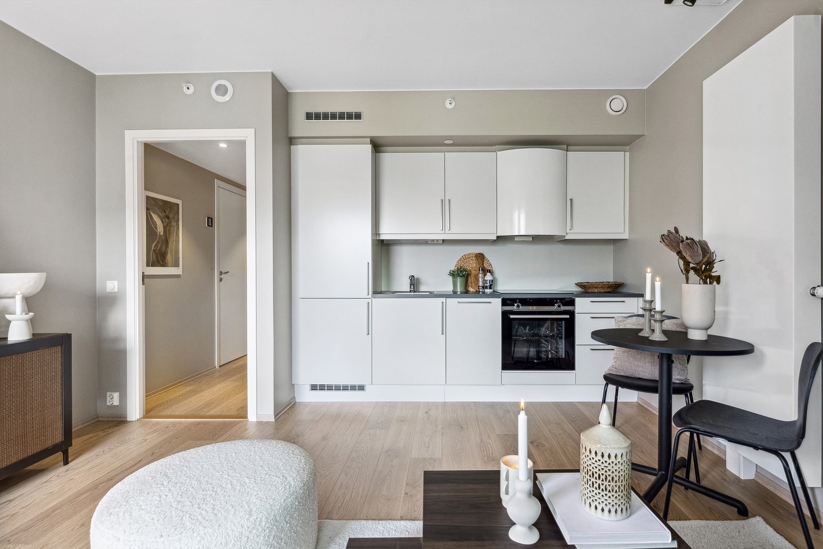 Sammen med lyset bidrar ekstra god takhøyde til en god og luftig atmosfære i allrommet. Galleribilde