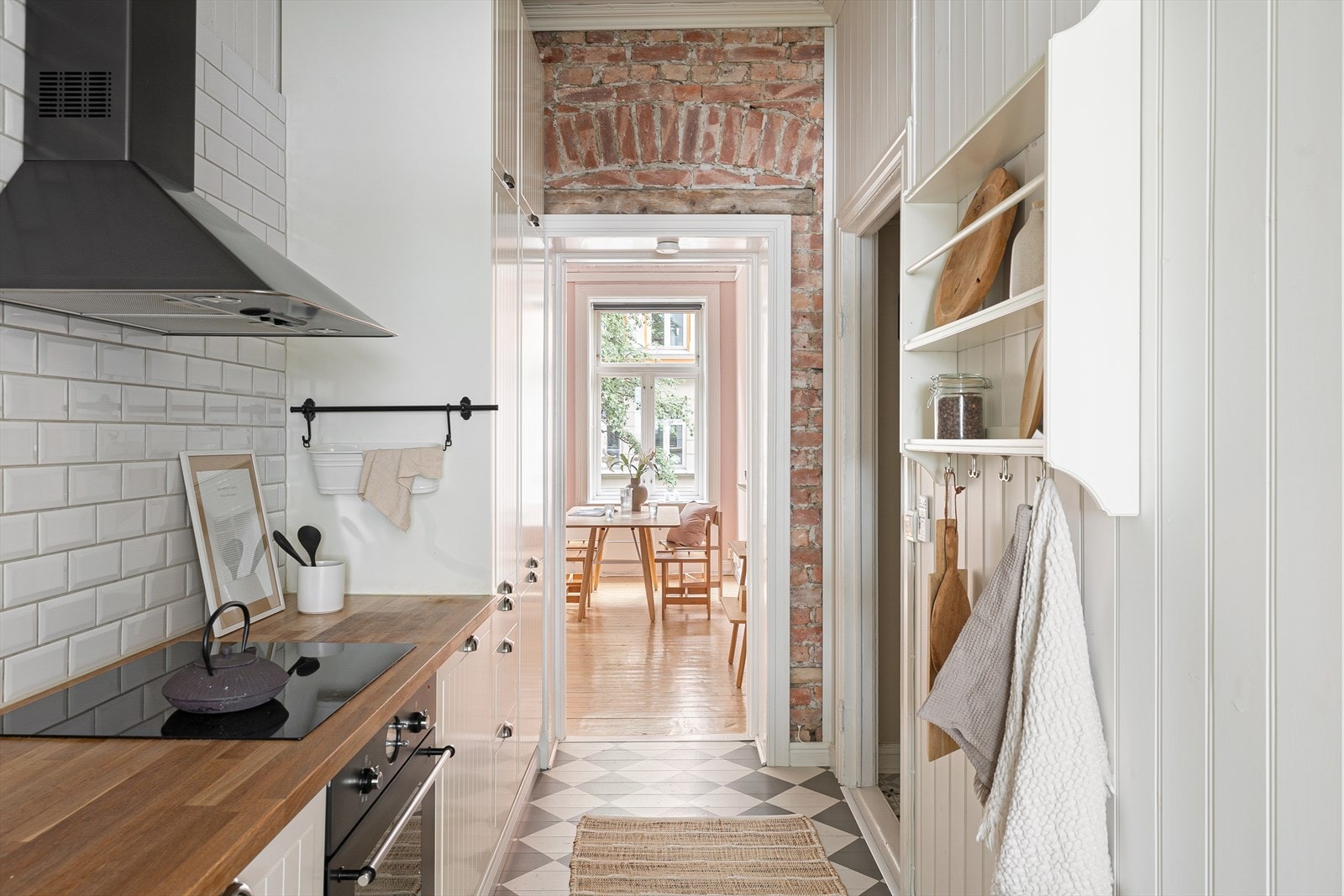 Fra kjøkkenet og mot stuen. Leiligheten er gjennomgående. Galleribilde