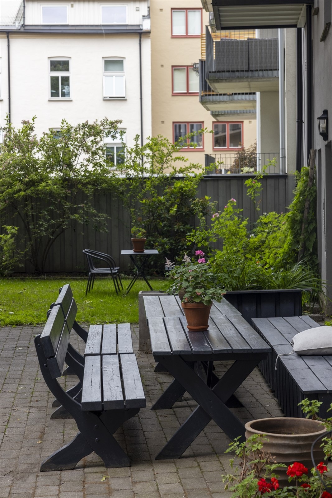Borettslaget har en hyggelig bakgård med diverse utemøbler, beplantning, sykkelstativ m.m. Galleribilde