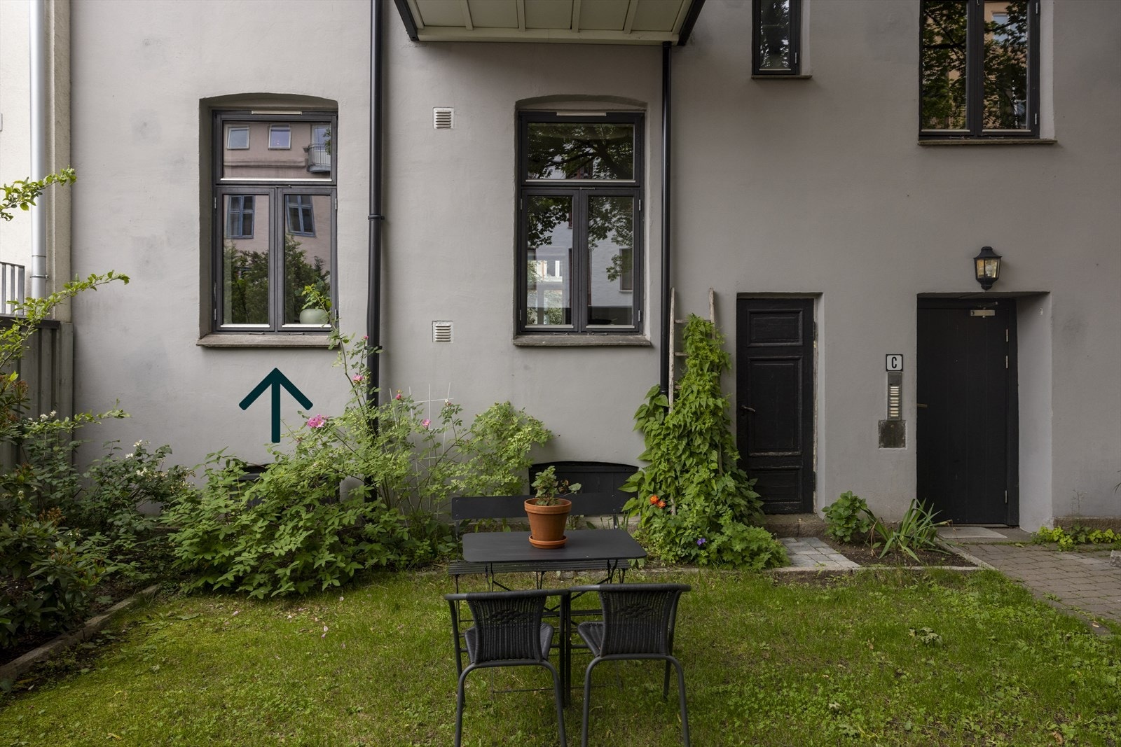 Legg merke til hvor høy første etasje det er, og at vindu ligger mot rolig bakgård. Galleribilde