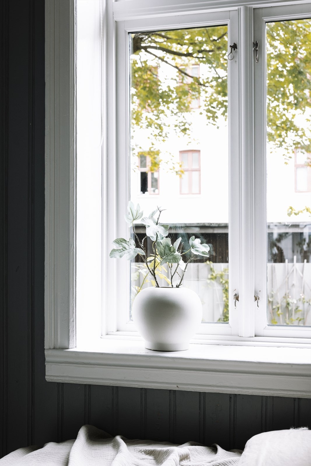 Her kan du sove godt med vinduet åpent mot lukket bakgård. Galleribilde
