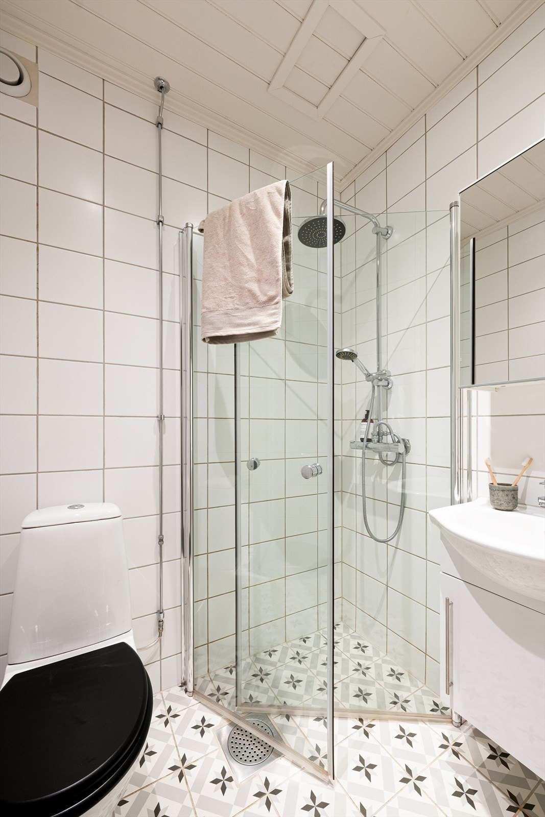 Pent og tidløst bad som ble pusset opp i 2012. Vaskemaskin på kjøkken. Galleribilde