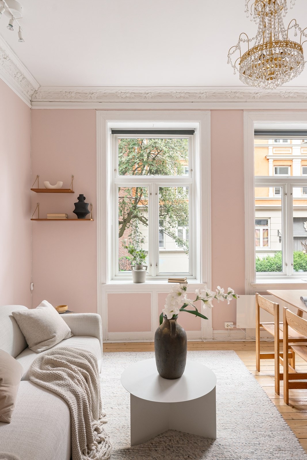 Store klassiske vinduer som gir optimale lysforhold. Galleribilde