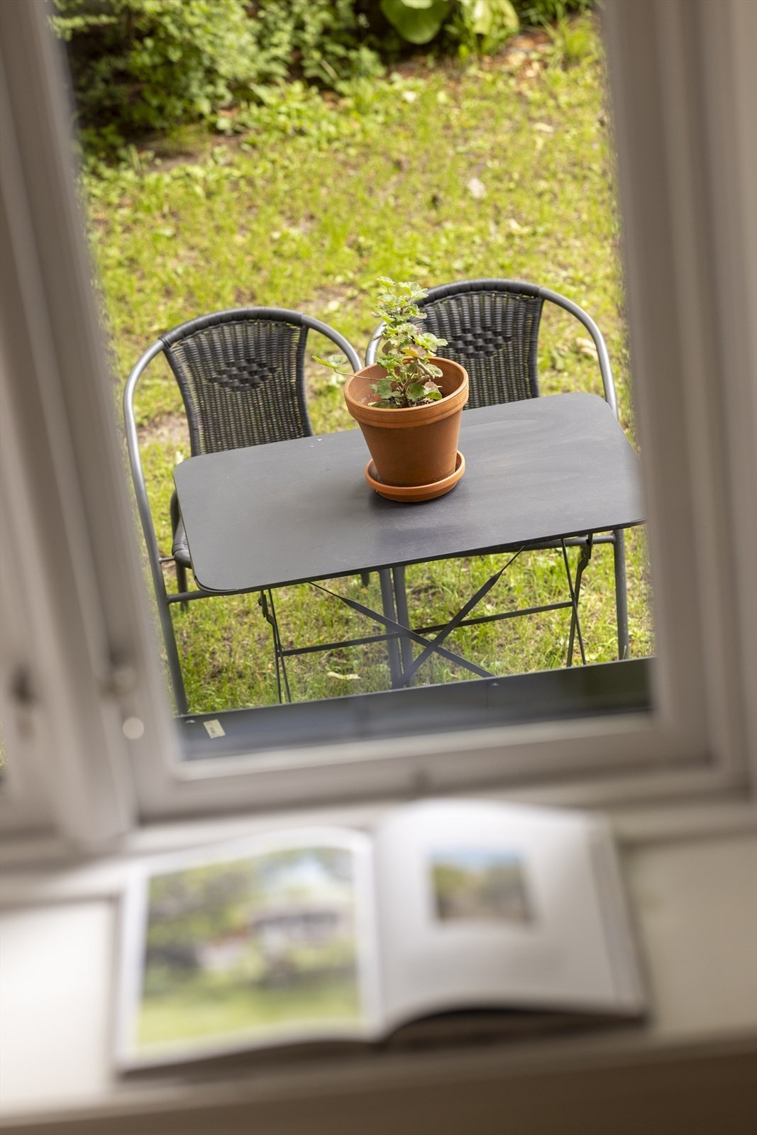 Her kan man lage mat i leiligheten og nyte den i bakgården. Eventuelt grille i bakgården og nyte maten inne. Galleribilde