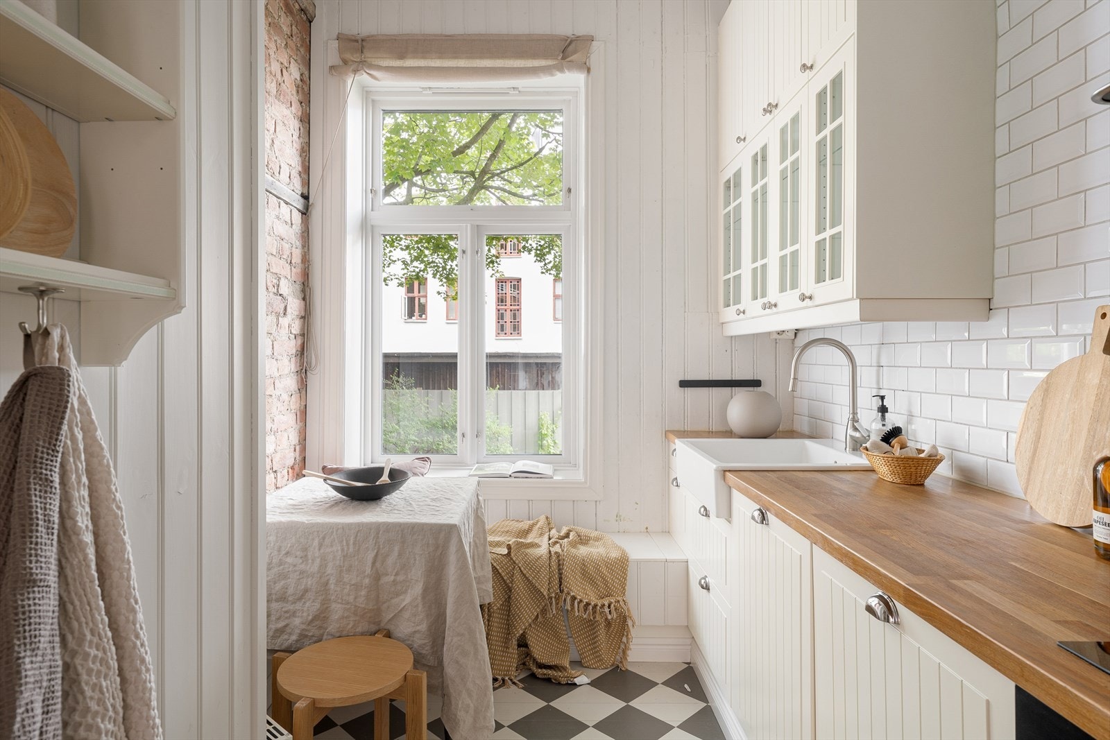 Tidløs og fin kjøkkeninnredning og benkeplate i heltre. Galleribilde