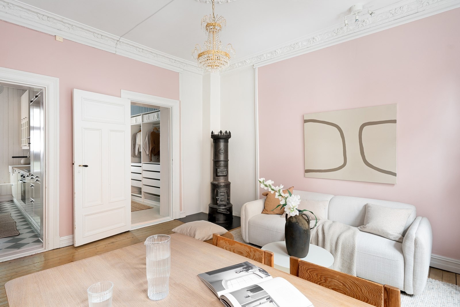 Det er god plass til både spisebord og sofagruppe i stuen. Galleribilde