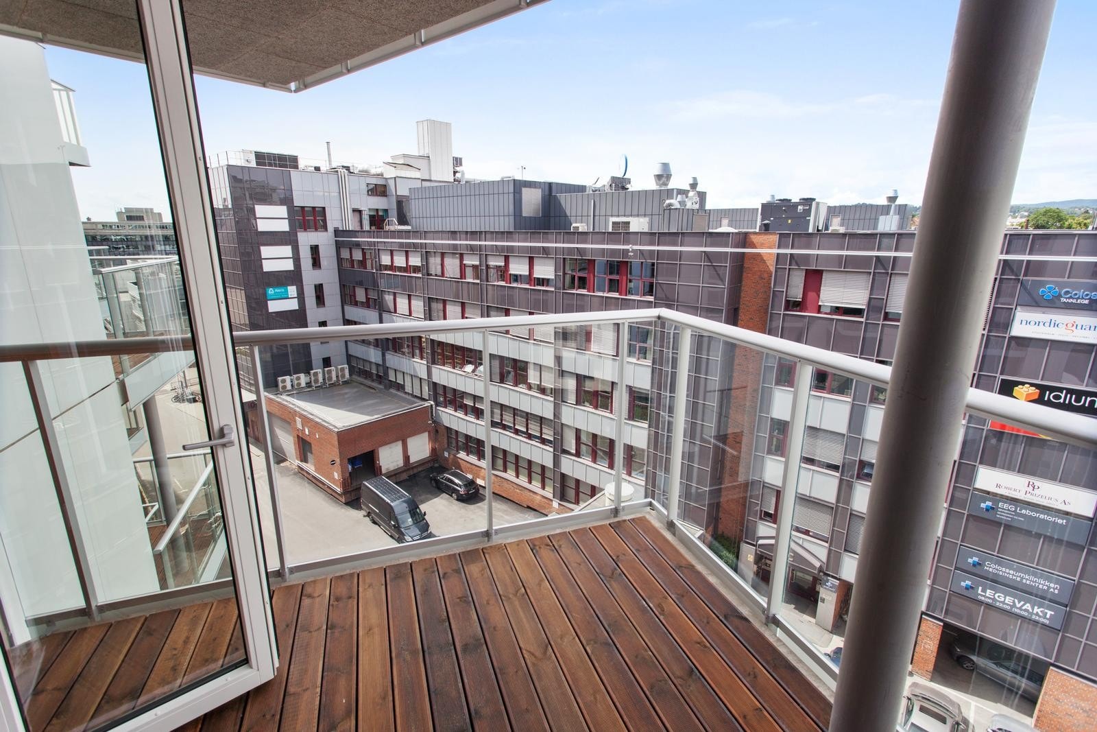 Flott balkong med plass til utemøblement og grill Galleribilde