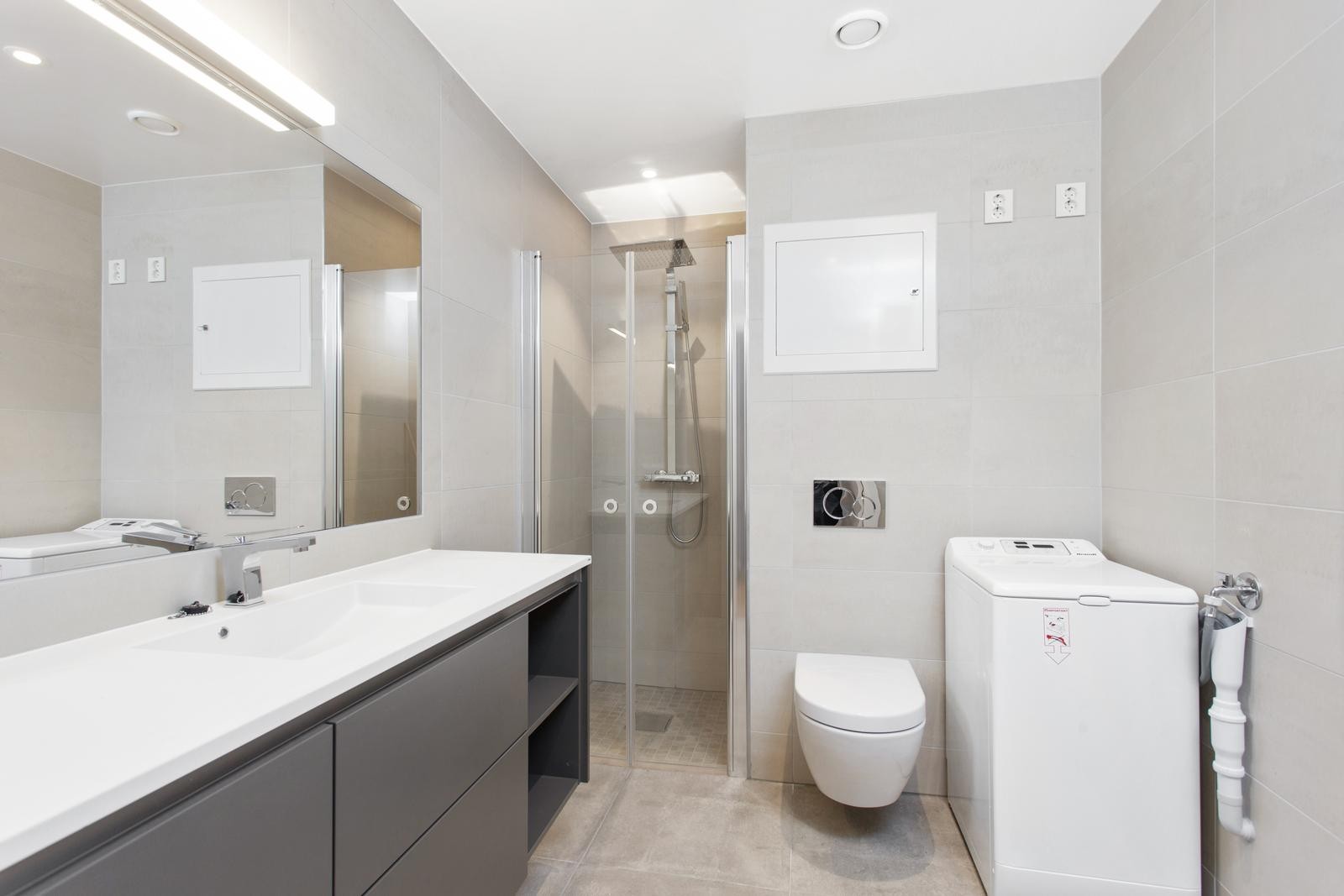 Rålekkert bad med regnfallsdusj. Vaskemaskin medfølger. Galleribilde