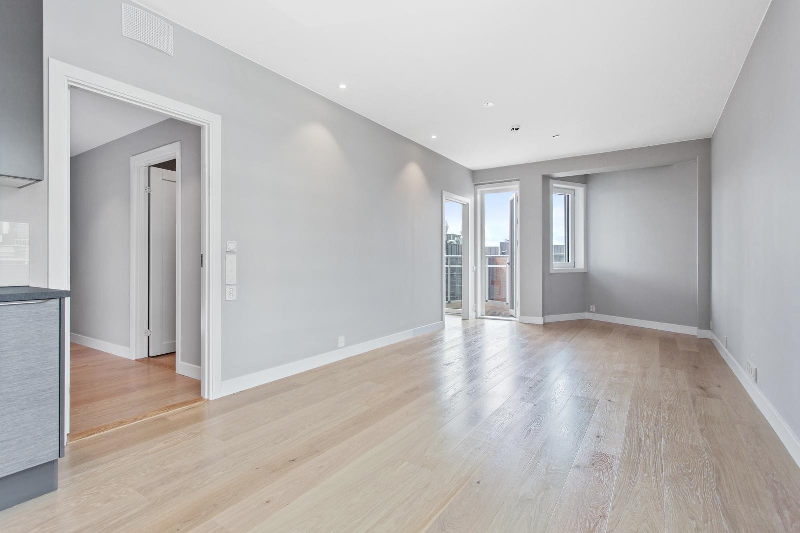 Lys og innbydende stue med gode møbleringmsuligheter Galleribilde