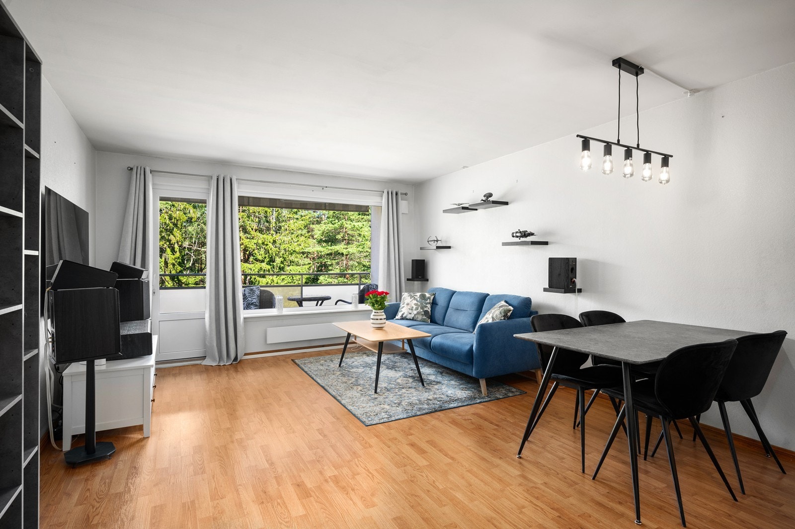 Det er plass til både sofa- og spisegruppe Galleribilde