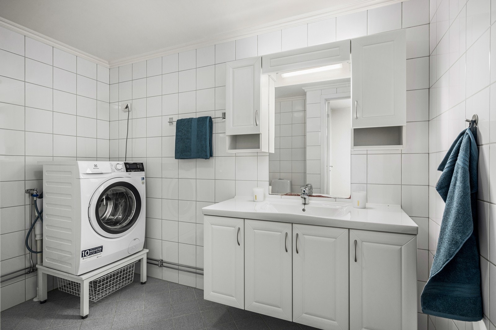 Badet ble rehabilitert i regi av borettslaget i 2004-05 og har fliser på vegger og gulv Galleribilde