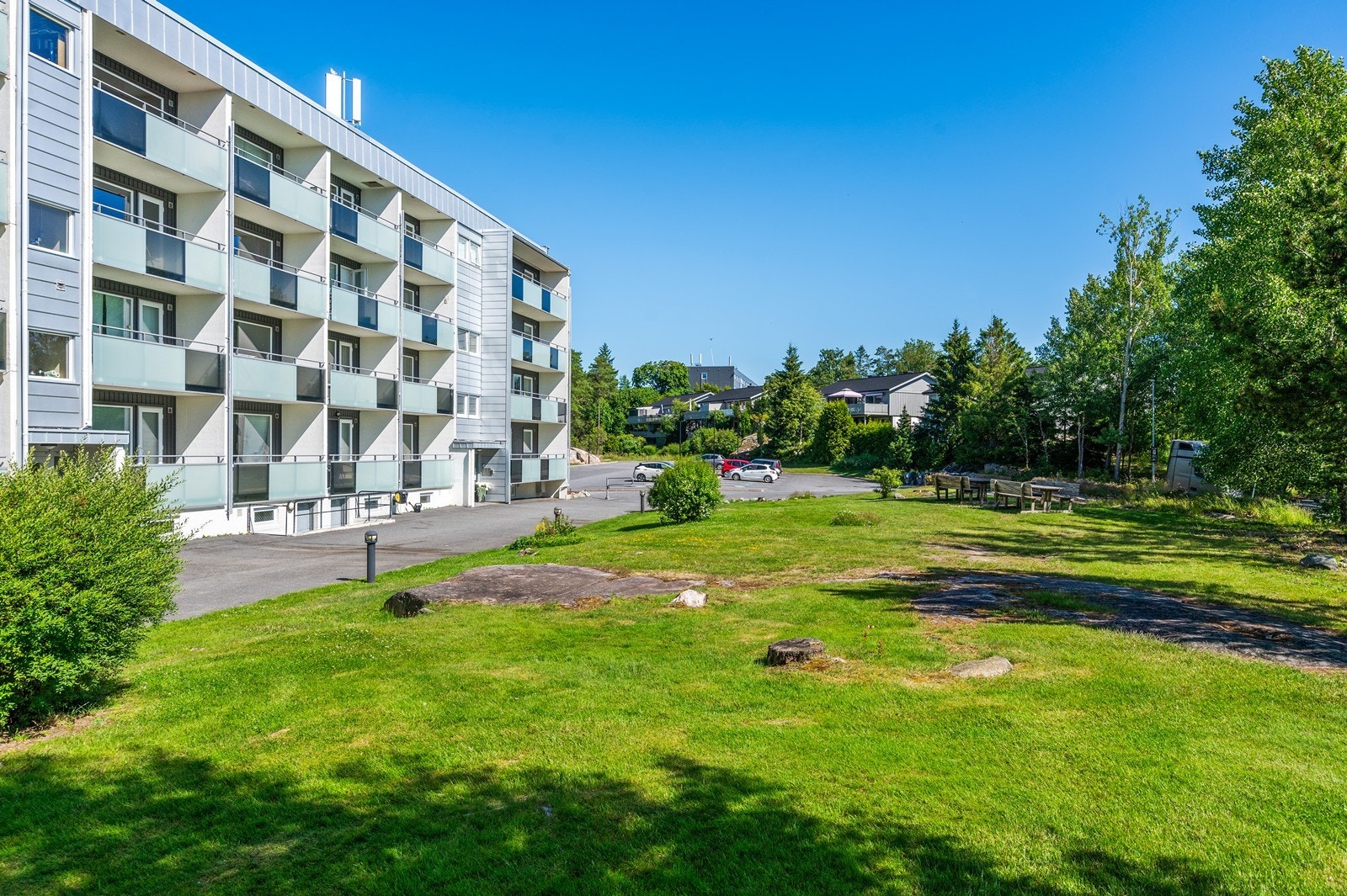 Biloppstillingsplass på felles tomt. Borettslaget har noen garasjeplasser. Galleribilde