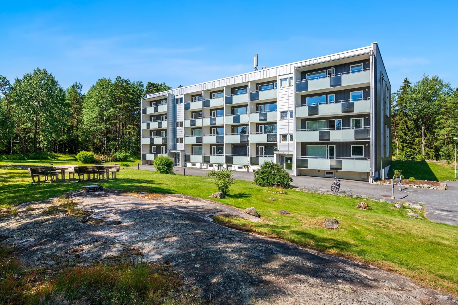 Det er en pent opparbeidet felles festet tomt for hele borettslaget Galleribilde