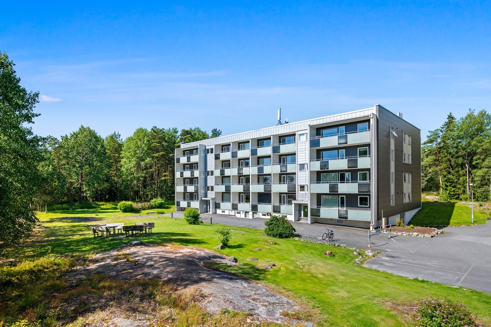 Leilighet beliggende i 3. etasje i boligblokk. Meget populært og familievennlig område på Kurland Galleribilde