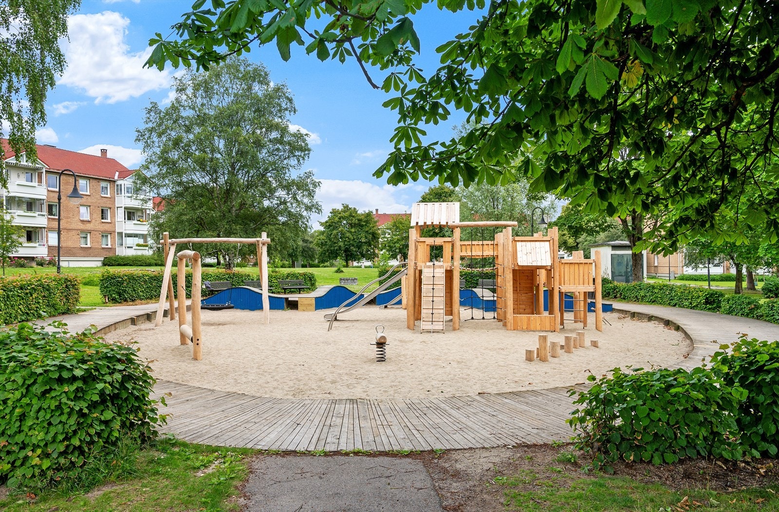 Like ved leiligheten finner man lekeplass for de små. Galleribilde