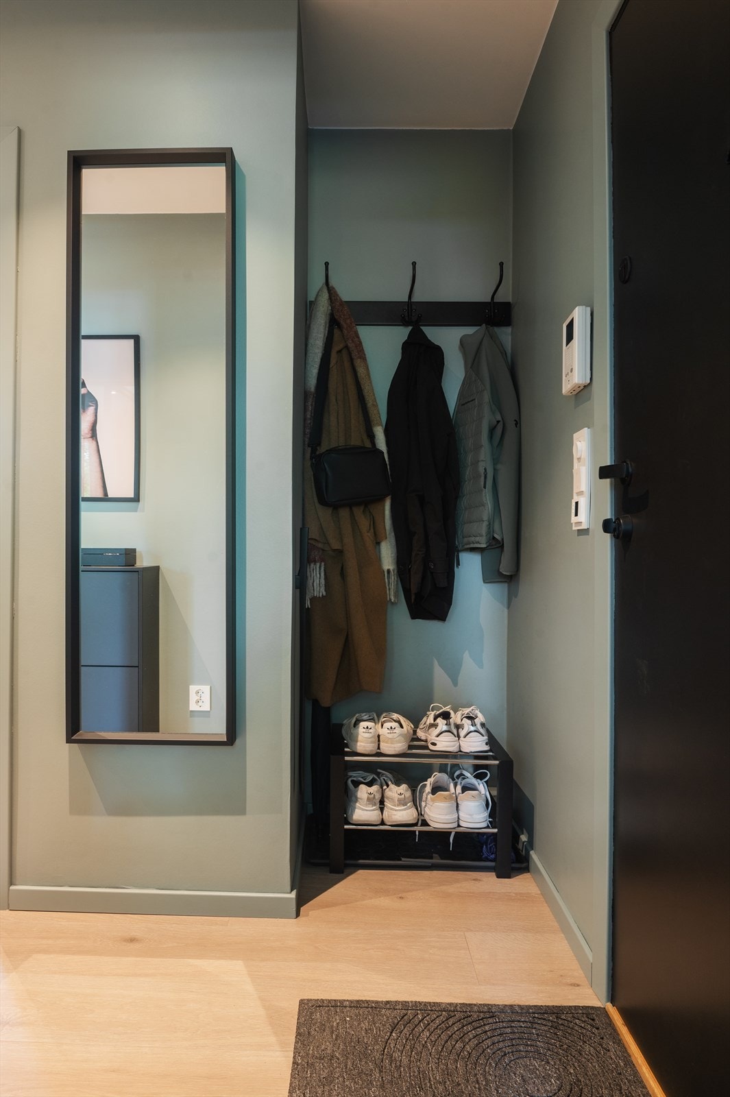 Her er det god plass til å henge fra seg ytterjakker og sette fra seg sko. Galleribilde