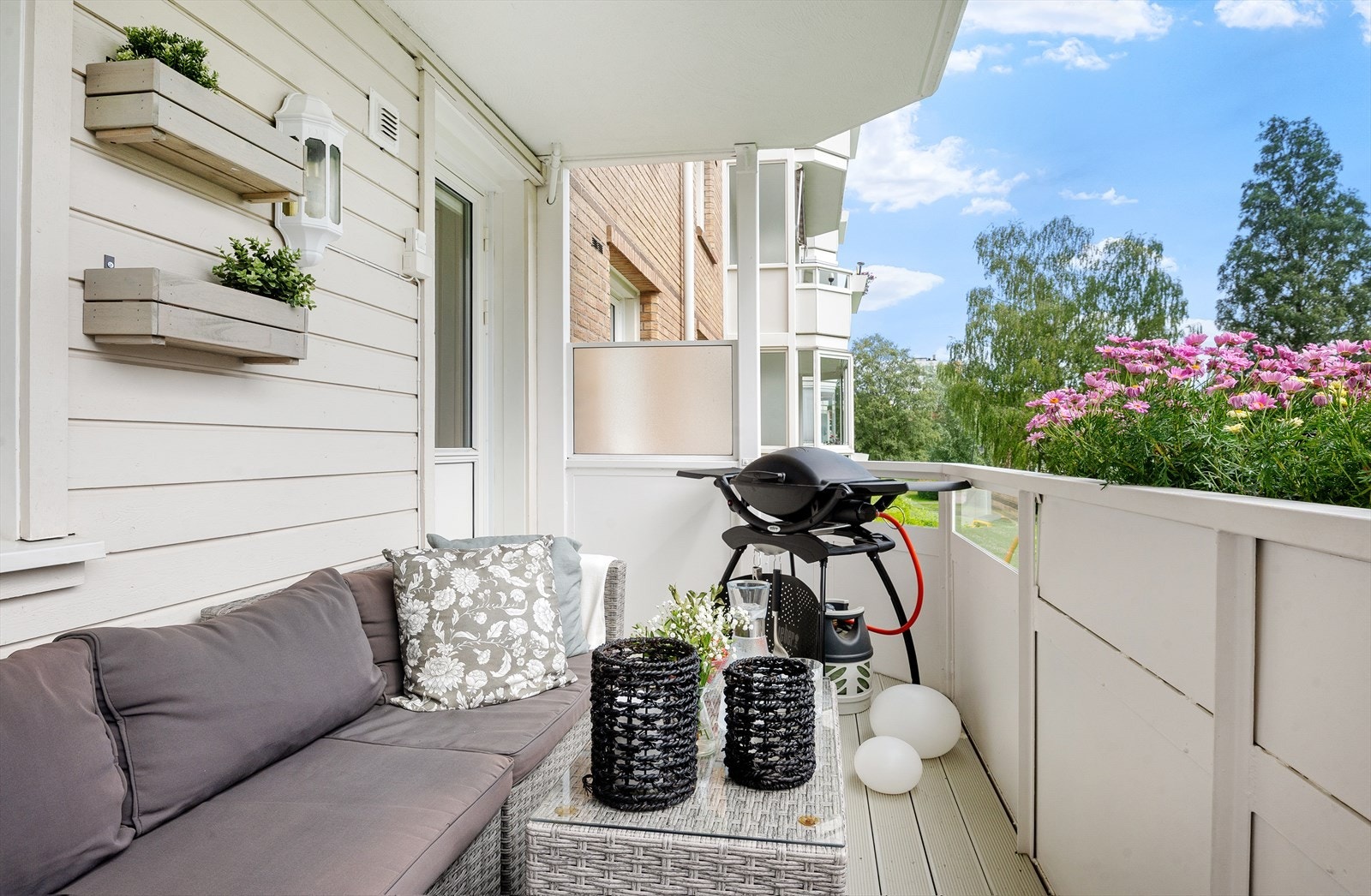 Her kan man innrede med hyggelig utemøblement og grill (elektrisk/gass). Galleribilde