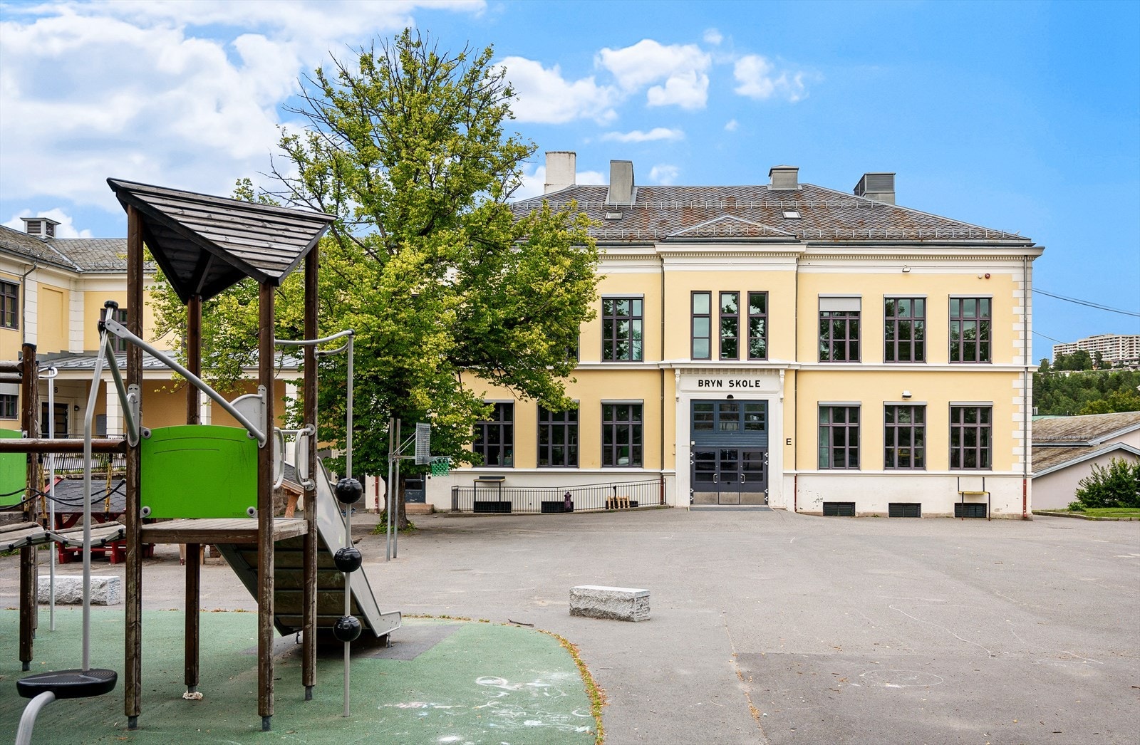 Boligen har gangavstand til Bryn skole (1-7 kl.) Rundt boligen er det et godt utvalg av barnehager. Galleribilde