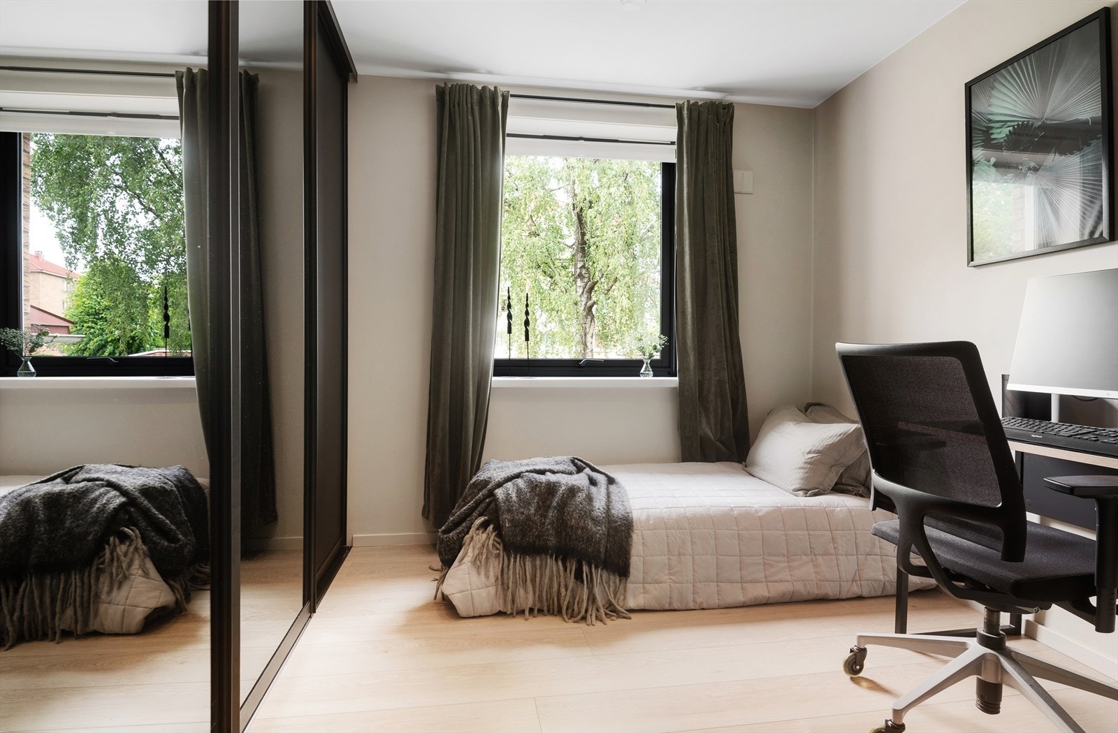 Soverom nr. 2 har også godt med plass og byr på flere gode møbleringsmuligheter. Galleribilde