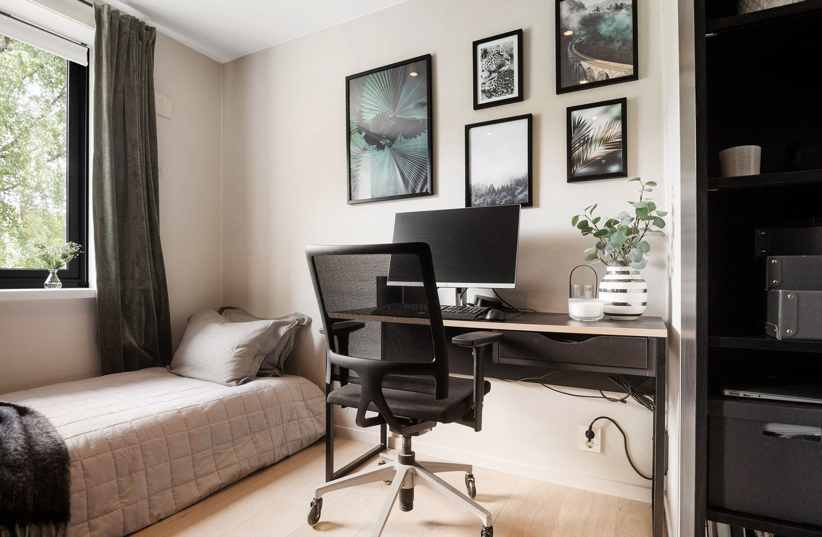 Rommet blir i dag brukt som gjesterom/kontor, men kan fint omgjøres til et barnerom. Galleribilde