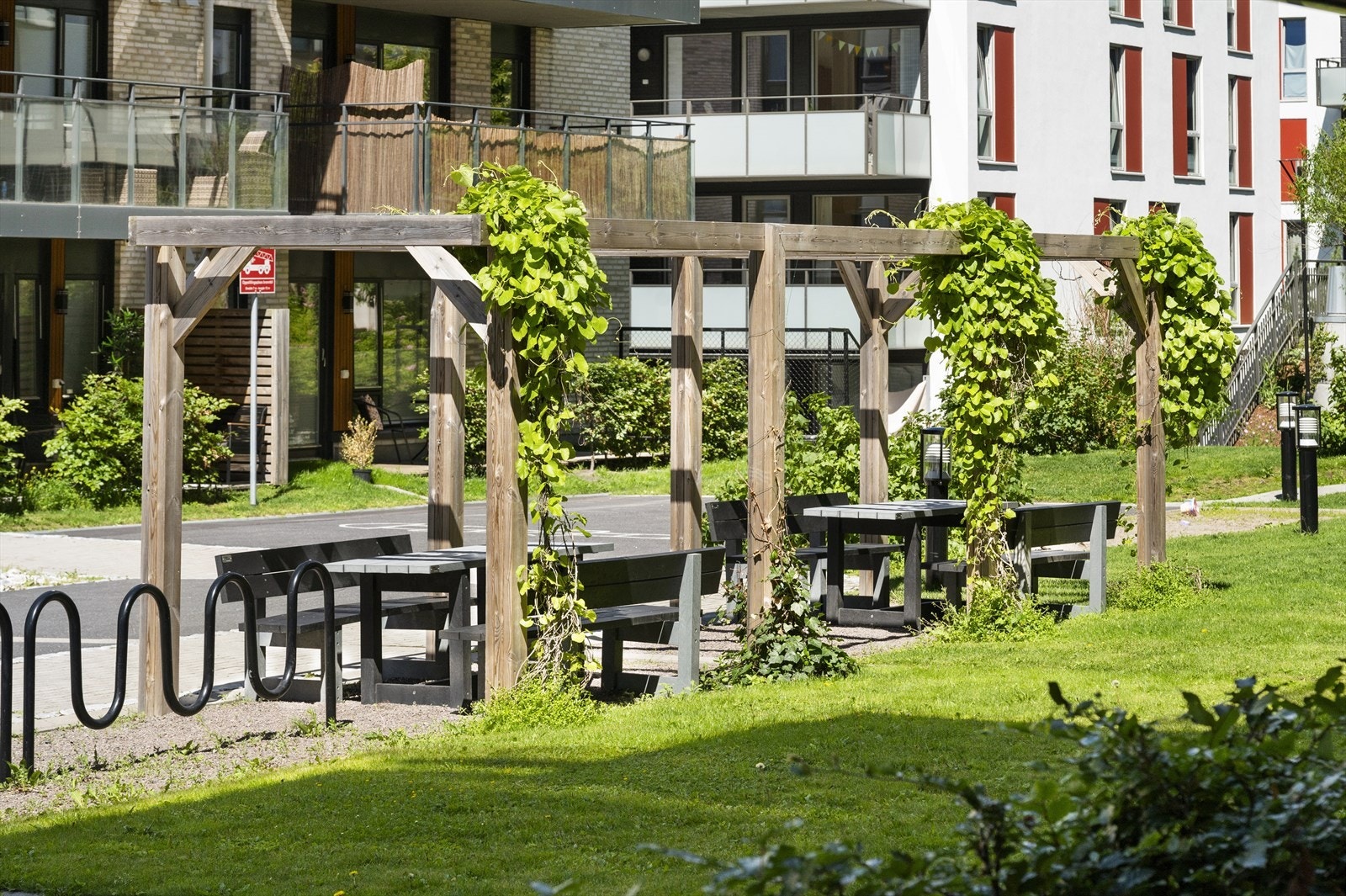 Borettslagets fellesområde er pent opparbeidet med moderne arealer og grønn beplanting Galleribilde
