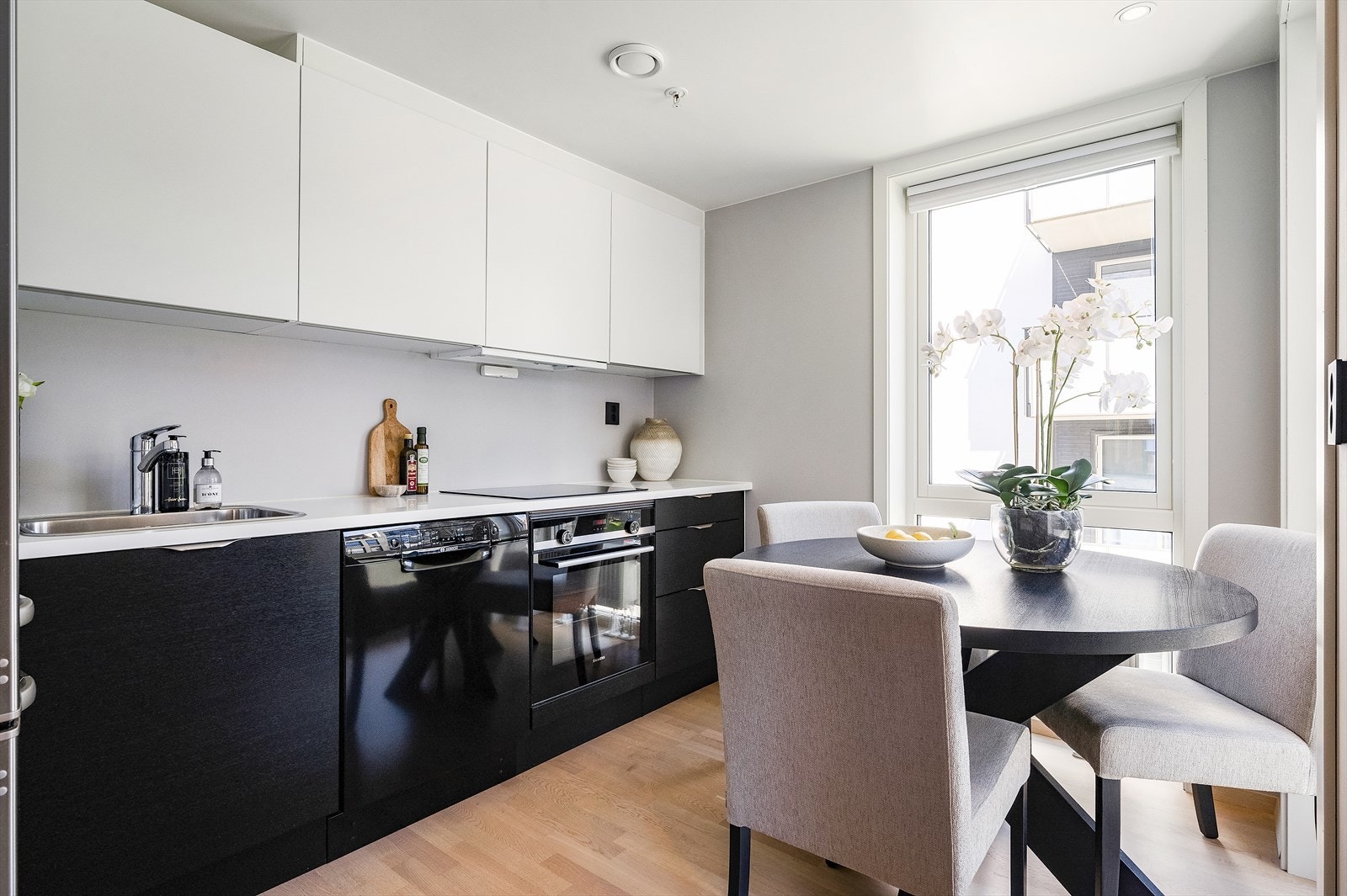 Moderne kjøkkeninnredning fra HTH med glatte fronter og laminat benkeplate Galleribilde