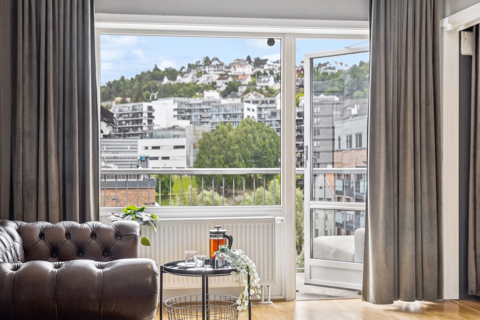 Fra stuen med utgang til solrik balkong og flott utsikt. Galleribilde