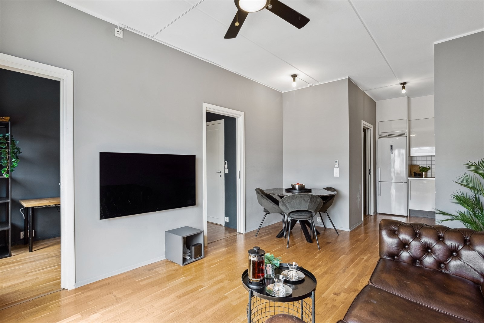 Koselig stue med spiseplass ved kjøkkenet. Galleribilde