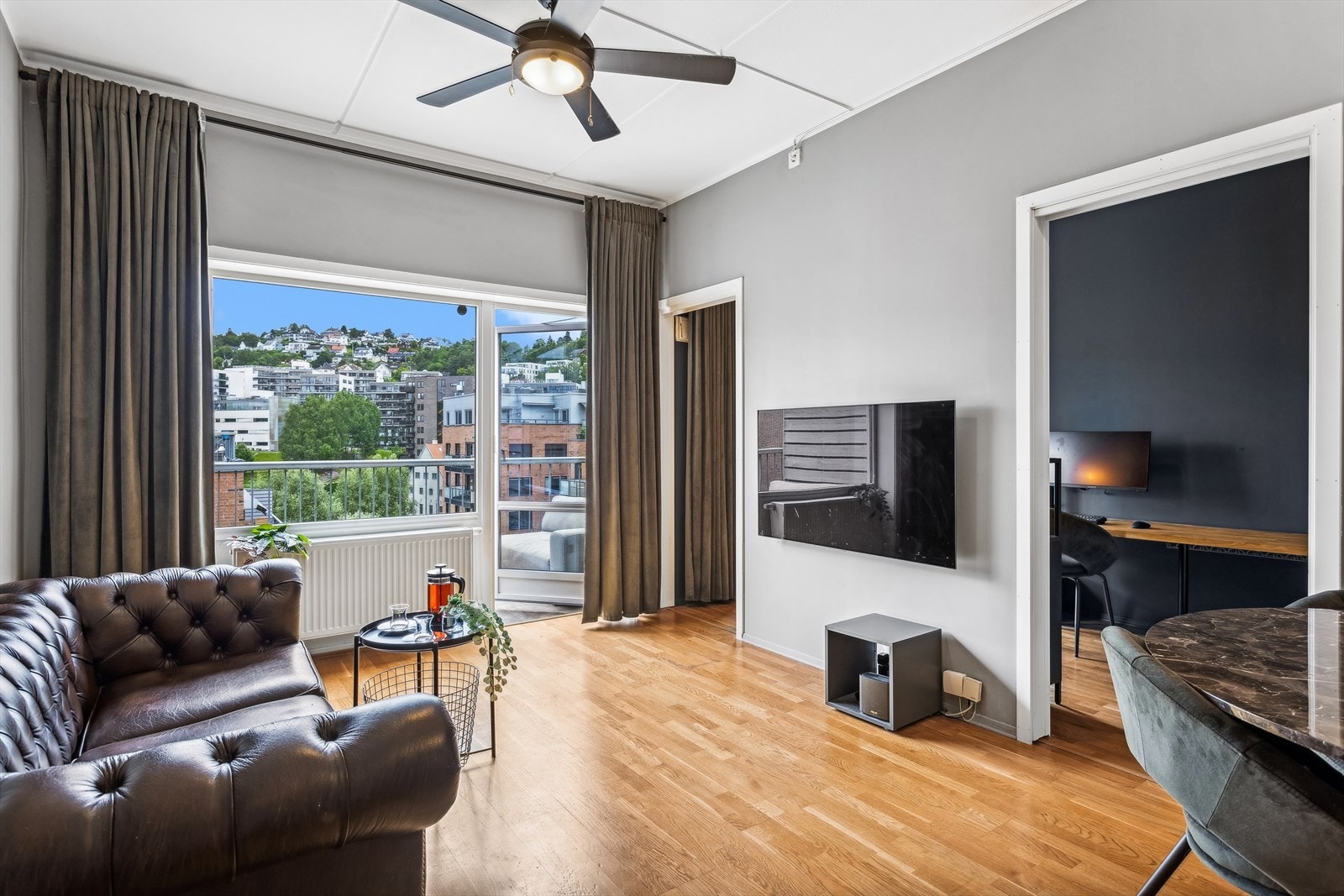 Stuen har store vindusflater som gir mye naturlig lysinnslipp og bidrar til en behagelig romfølelse. Galleribilde