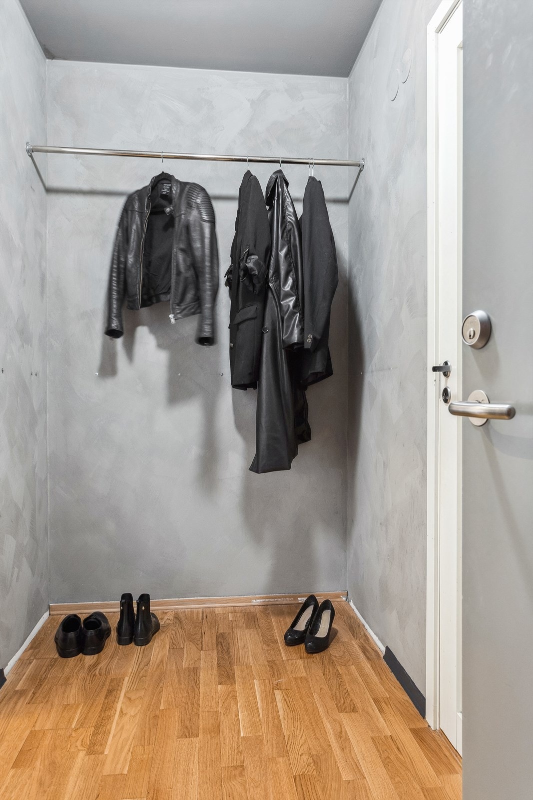 Her kan man henge fra seg yttertøy og sette fra seg sko. Galleribilde